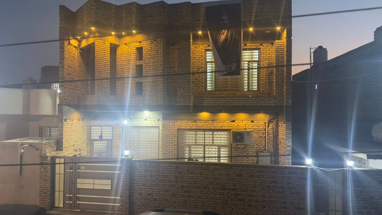 السلام عليكم بيت للبيع مساحه الكليه  332البناء223و123جانبيه تصلح حديقه او دار بناءدرجه اولى  طابقين 5غرف نوم استقبل كبير والصاله كبيره الارضيه مرمر للاستفسار الاتصال ع الرقم *********** الموقع حجي حسن الاولى المسيجه بالمقىمه مقابل السياج  موقع الدار جيد

