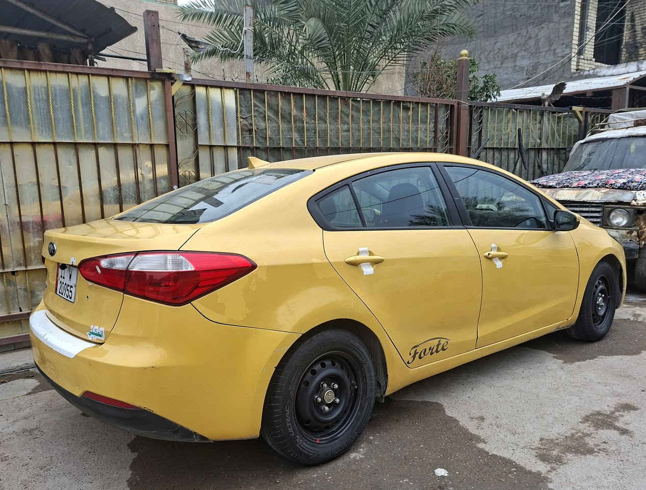 السلام عليكم 
فورتي ٢٠١٤  السيارة ليبل واحد عده الجاملغ الامامي
وارد امريكي محرك ٢٠٠ دوش بسمي بغداد الزعفرانية السعر 100 وبيها مجال السيارة جاهزه ومابيها اي نقص من ايدك للشارع
شاشة كامرا تحكمات ستيرن رقم الهاتف ***********
