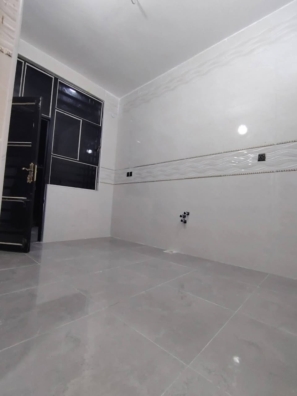 بيت للبيع مساحه 100متر مدخل العباسيه خلف معرض حيدر السلامي البيت يحتوي على غرفه صاله مطبخ إستقبال تخاريج جديد غير مسكون كافة الخدمات قريب للشارع كوفه عباسيه ستفسار أكثر ***********لسعر 45
