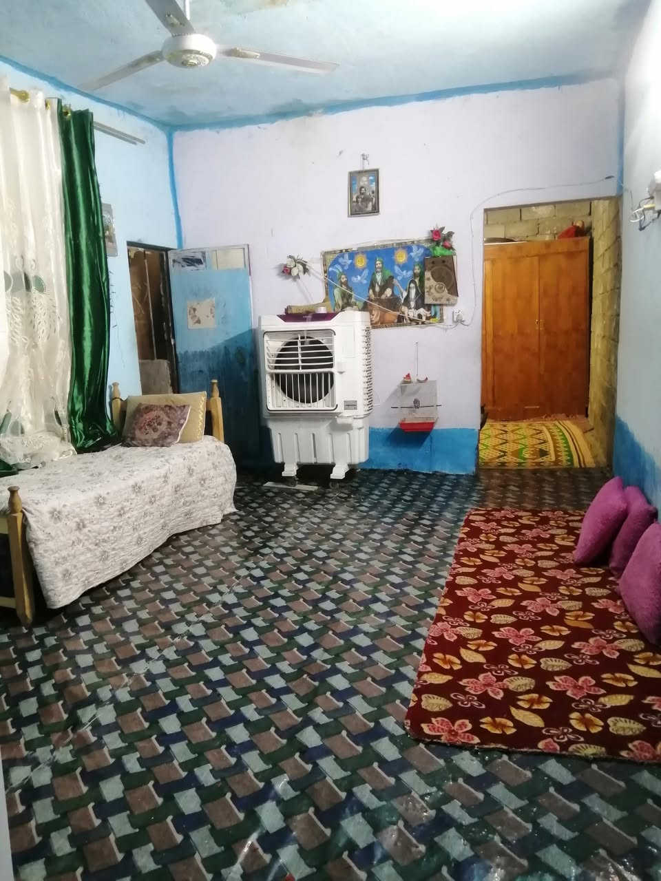 دار للبيع في المحموديه حي السيدة زينب خلف حي المرتضى المساحه ١٠٠ متر ٥ عرض ۲۰ طول غرفة وصالة واستقبال وصيحات السقف اعكاده سند ٢٥ زراعي مستعجل على بيعه الشراي يتصل على الرقم بي واتساب *********** السعر ١٥ مليون وبيه مجال
