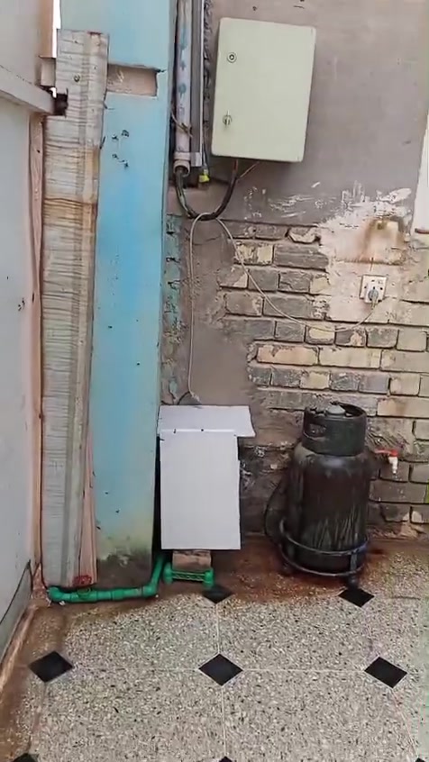 السلام عليكم بيت للبيع في حي الرسول قرب عصفوريه البيت ركن قريب على الشارع الرئيسي بيت مناقصة اي شي ثلاث غرف نوم استقبال صالة ومطبخ كراج وصحيات كلشي كامل للاستفسار ***********
