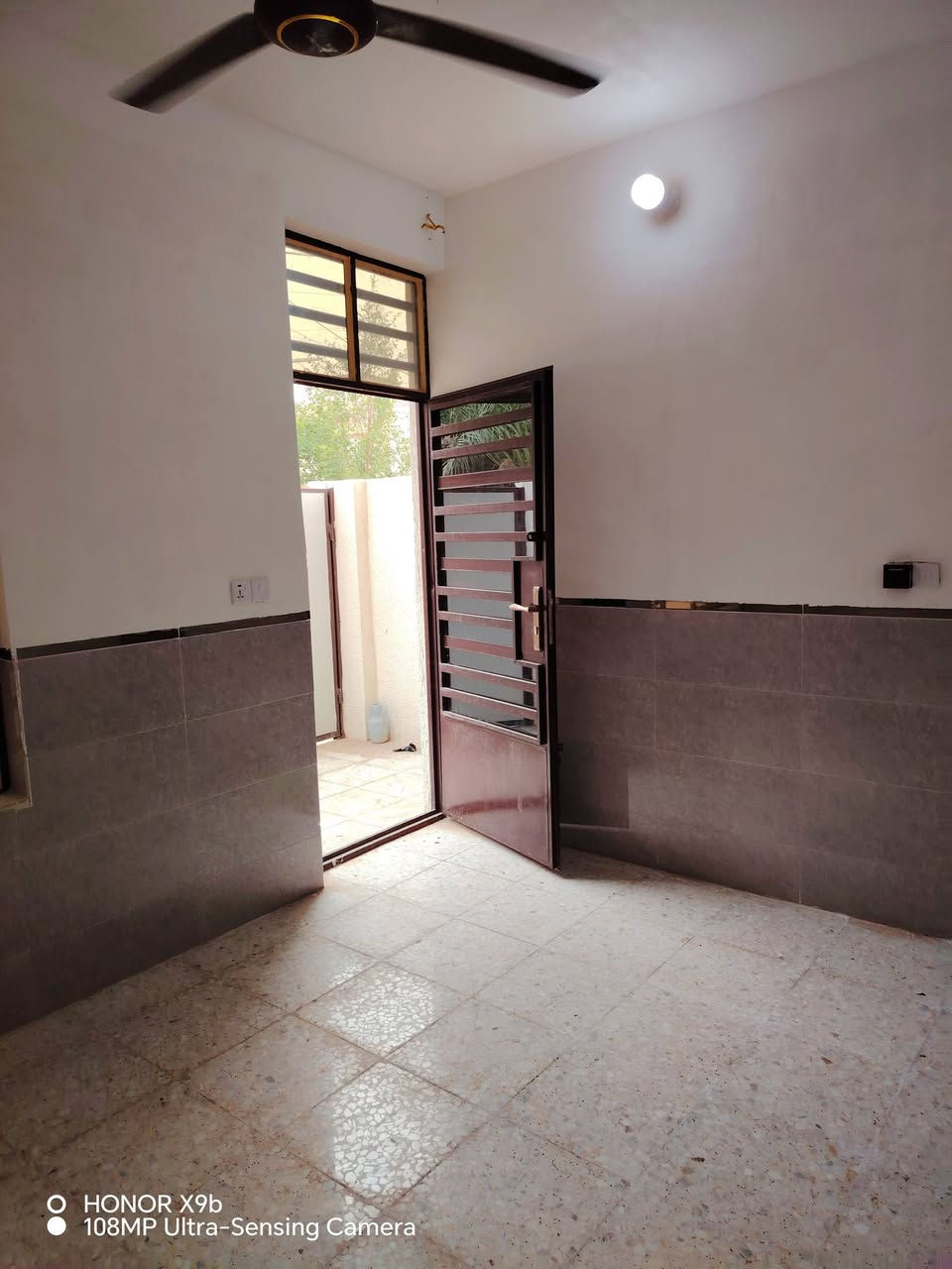 بسعر مناسب جدا 

مشتمل  50 متر.  
طابو صرف 
حديث بناء 2025
طابو ملك صرف 
منطقه الانتصار مقابيل مستشفى حماد شهاب قبل مرور 
الحسنييه 
واجهه 5

مدخلين استقبال ومطبخ
وخدمات صحيه ومنور.
الطابق الثاني غرفه. نوم واحدة
وبيتونه 

عرض الشارع 8 خدمات كامله مي  كهرباء تبليط 
مكتب الظرغام للعقار
***********سيد حيدر
*********** سيد حيدر
