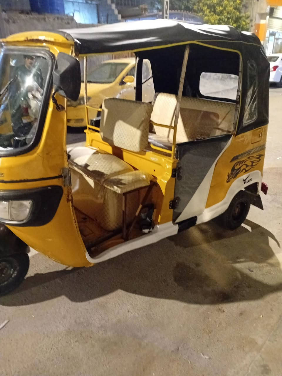 سلام عليكم  تكتك تيفيس  مديل عشرين    تكتك رقم 
سعر ٤٢٥٠ وبيه  مجال الشراي***********
