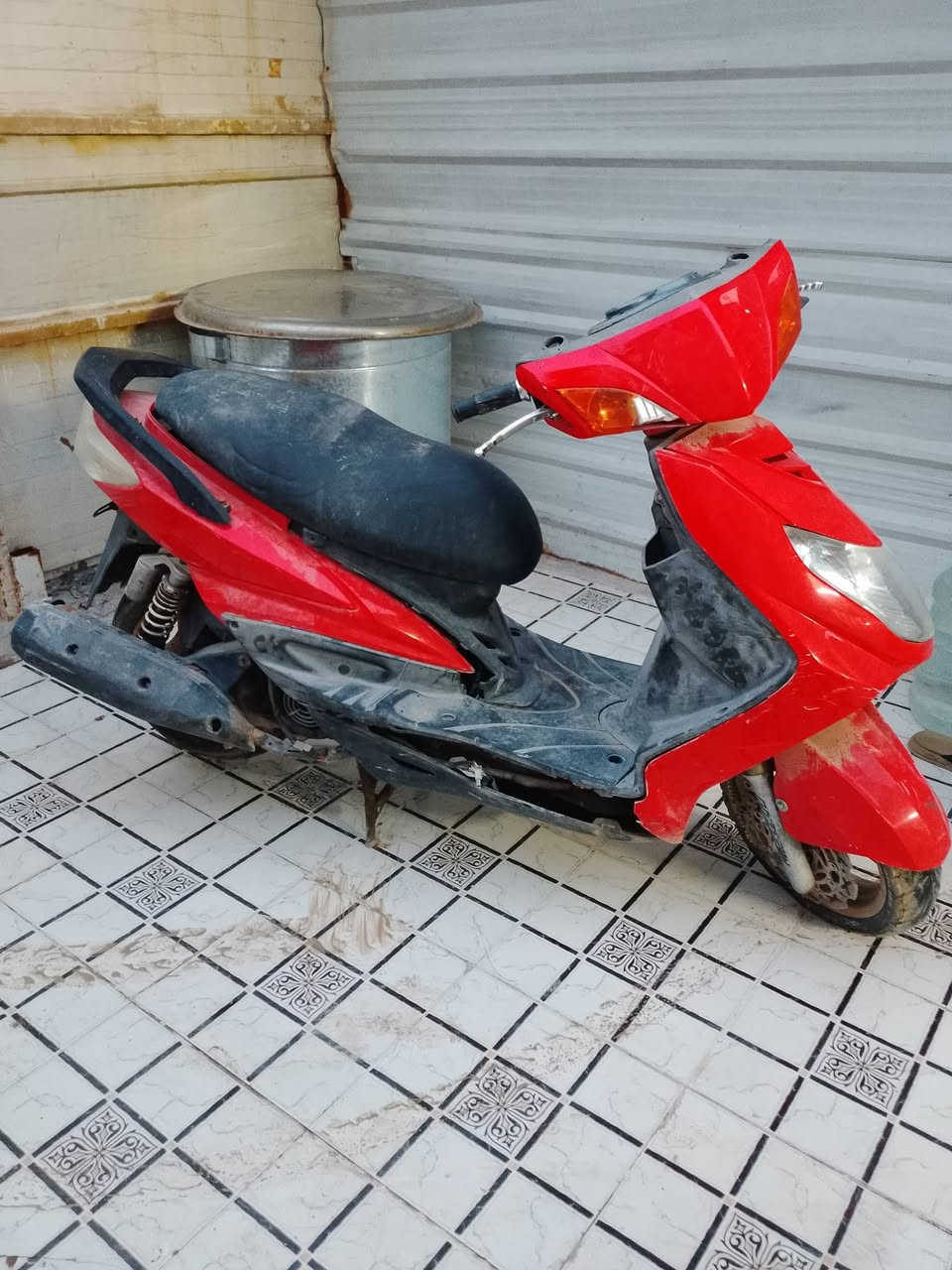 السلام عليكم دراجه سكنس فحل نوزل 
الدراجه ضاربه عقل وبيها نواقص  كڤرات تجاري
الدراجه عليها تزويد خارجي يدات بريك كت كلجات خلفي وامامي رياضي ويالا مشمشي قبق كور مشمشي دبلات امامي خلفي رياضي صينيه بريك رياضي الدراجه طافيه ومتروكه أكثر من ٣ اشهر ابيع كوم حديد300 قفل  مكاني مشتل لتواصل واتساب ***********
