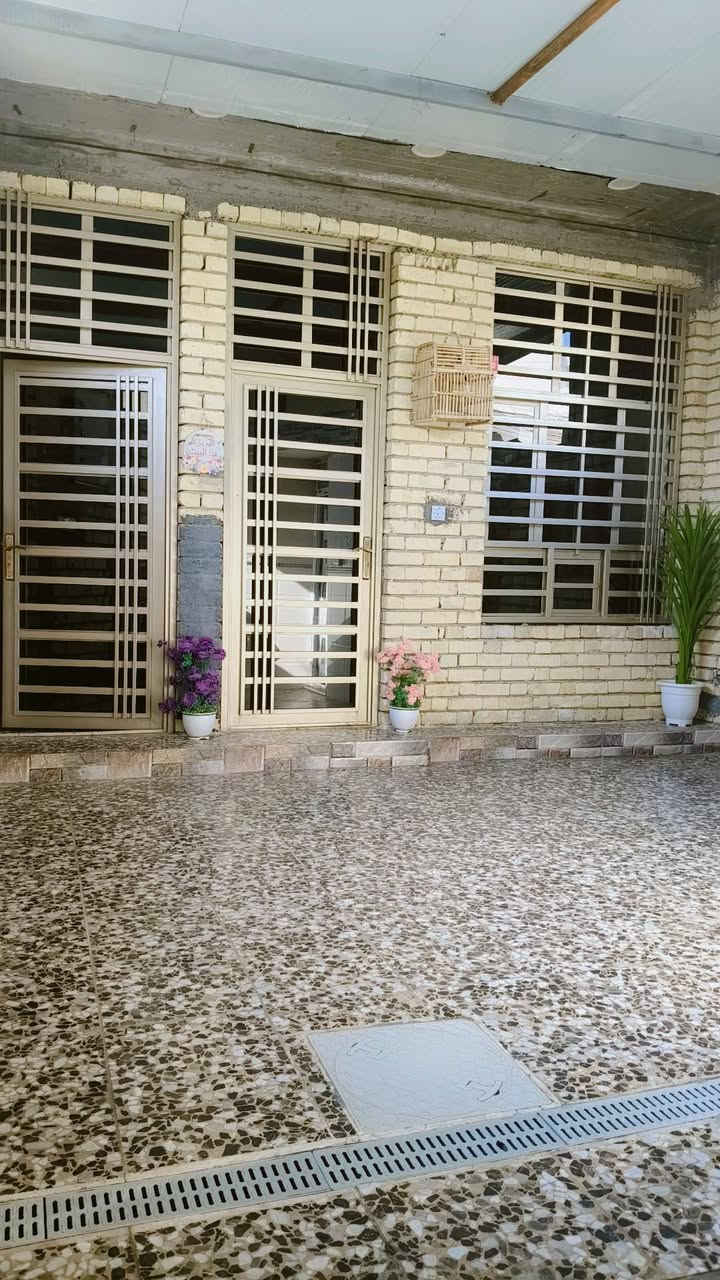 السلام عليكم دار للبيع المساحة 108 بناء جديد درجة اولى طابق واحد صب رفت عالي عن  40 سنتم متكون من  كراج متر  استقبال حمام خارجي صاله كبيرة مطبخ حار غرفة نوم ترك+حمام  داخلي استارة بيتونه..بيت امرتب كهربائيات مي كهرباء درجة اولى المنطقة فول خدمات البلديات خلف الصحفيين قرب مضيف السواعد اكثر تفاصيل ***********خابر وتدلل البيت كبل تسكن بيه
