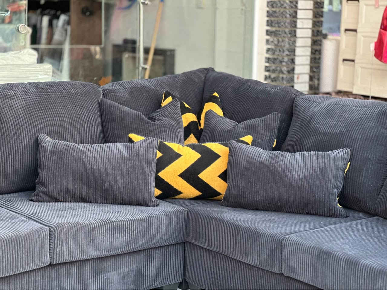 كورنر  امريكي  من ماركه  Ashley   اشلي الأمريكي متكون من9 نفرات  نسبه نضافته 100/100  مستخدم اخو الجديد  بمقعد وضهر طبي سوفت امريكي فول بوليستر  مقعد متحرك سحاب سهل التنضيف  هيكل بل كامل خشب زان طبيعي   بقماش الخاولي مشيف لون  رصاصي  قياسات الكورنر 3/10سم /360سم  180سم   عدكم الزاويه متحركه  تكدرون تغيّرون القياسات براحتكم عنوانه اربيل زانكو 99 قرب مطعم كص سنگر يوجد توصيل ل بغداد ولباقي المحافضة الأخرى *********** واتساب فقط (علي) أربيل, العراق
