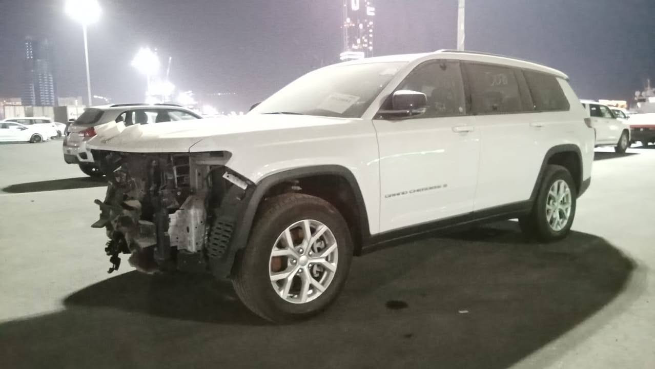 جيب گراند شيروكي فئة ( لمتد) موديل 2023 
ماشيه 17.000 km 
لون - ابيض ( استيراد شخصي ) 

السياره بدون اي حادث
السيارة بدون اي نواقص واستعمال كلش قليل 
المواصفات 

* دفع رباعي 4x4.
* قيادة ذاتية عند المنعطفات.
* رادار امامي مع مانع تصادم.
* تحذير الخروج عن المسار.
* مستشعر نوم السائق مع نظام التوقف الآلي.
* تحذير النقطة عمياء .
* نظام تحذير عند التقاطعات.
* نظام تحذير عند تجاوز السرعة المحددة.
* إنارة محيطية.
* تعديل وضعيات مقود السائق كهربائيا.
* نظام الصوت 9 سماعات Alpine.
* شاشه كبيرة 10.1 انج.
* نظام الخرائط (GPS).
* عرض خرائط الطريق على لوحة القيادة.
* لوحة القيادة بقياس 10 أنج.
* المصابيح الأمامية LED.
* كشافات الضباب LED.* دخول ذكي.
* بصمة ابواب للدخول الذكي.* تشغيل عن بعد.* الصندوق الخلفي كهربائي.
* ذاكرة لحفظ وضعيات الجلوس للسائق 
* المقاعد الأمامية كهربائية.
* السياره 7 راكب 
* انارة داخلية LED  
رقم اربيل
السعر 365 ورقه $ 
رقم التليفون ***********
