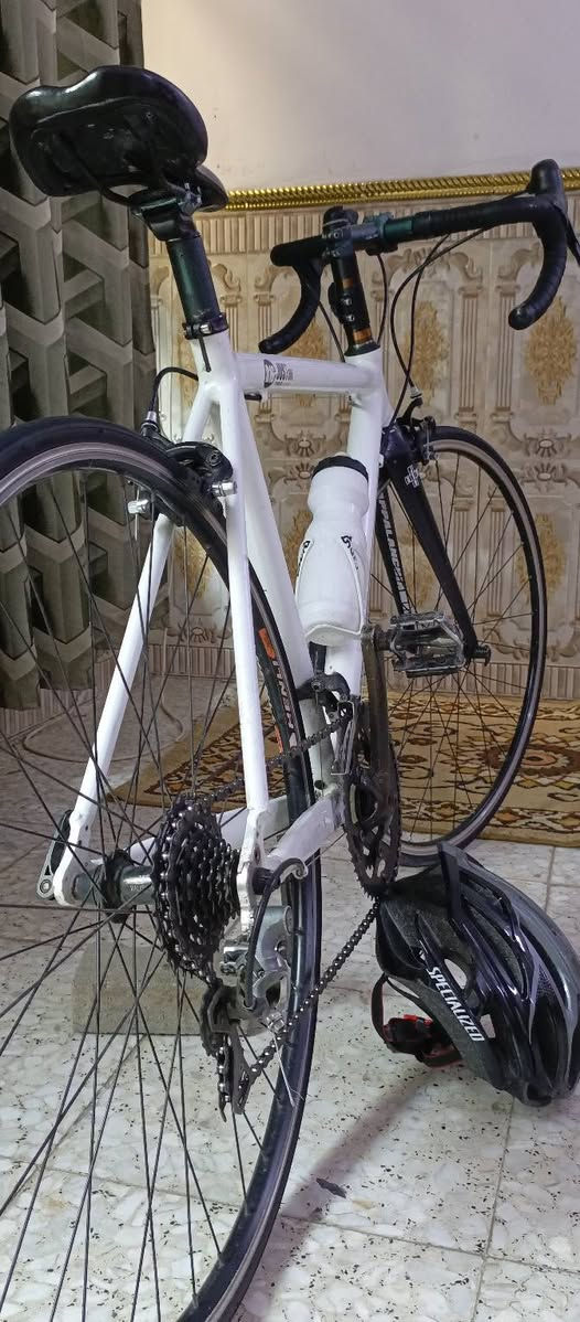 *🚴 للبيع بايسكل رود سباق نظيف جداً 🚴*

*الماركة:* JUSin – ماركة معروفة وعملية  
*اللون:* أبيض ثلجي × أسود سبورت  
*الحالة:* مستعمل نظيف، بحالة الوكالة ما متعوب، جاهز للركوب فوراً

*المواصفات
- *البدي:* ألمنيوم خفيف وقوي  
- *الماشة:* ألمنيوم خفيفه تحمل وزن 
- *الكير:* شيمانو Shimano رود 2×8 سرعات    
- *الشفترات:* رود ستيرن كور – تحكم سريع  
- *البريكات:* كليبر أمامي خلفي قوية ومضبوطة  
- *الويل:* قياس 700C مال سباق، تايرات نظيفة  
- *الملحقات:* يجي وياه مطارة مي أصلية  
و خوذة اصليه 

*المميزات:*  
✅ خفيف بالشيل وبالركوب  
✅ مناسب للرياضة اليومية والمسافات المتوسطة  
✅ كلشي بيه بلادي ما مبدل بيه شي  

*سبب البيع:* التحديث لموديل أعلى

*السعر:* 300 ألف دينار عراقي وبيه مجال شراي يدخلي خاص ونتفق


**إذا كنت صاحب هذا الإعلان وتريد حذفه لأي سبب، رجاءا أرسل رسالة إلى الدعم الفني**