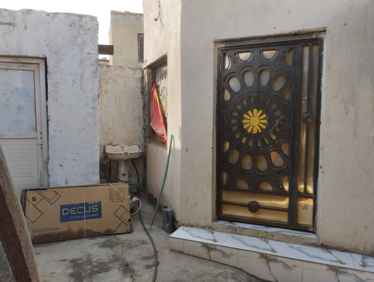 بيت للبيع بي غرفتين وصاله وديوانيه مطبخ محل مال حلاقه حمامات داخليه وخارجيه وحديقه خلفيه وغرفه بلحديقه مامعكوده طريق المشايه قرب صيطرة البوعضم عمود 17يبعد عن الشارع العام 60 متر مساحه البيت 200متر ماي بدون ماطور مدرسه بلباب شارع تبليط 4امبيرات مجاني السعر ب ٤٥


**إذا كنت صاحب هذا الإعلان وتريد حذفه لأي سبب، رجاءا أرسل رسالة إلى الدعم الفني**