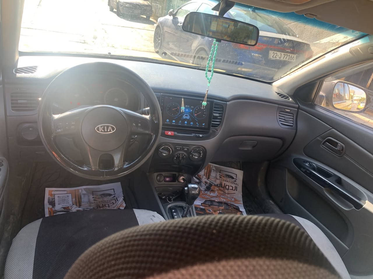 السلام عليكم سيارة ريو 2012 جامات كهرب تحكمات ستيرن كير توماتيك السيارة باسمي هيئة وغرامة صفر هزة جديدة سنوية ما ساقطة السيارة بيها ضربة بالجاملغ اليمين واصل للشاصي والشاصي معدل مو مكصوص وبيها كم قطعة معجون يعني قطع صغار مال تكسي كير ومحرك شرط والسيارة تجي تشوفها كدام العين السعر 95 ورقة وبيها مجال ***********
