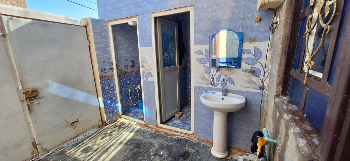 البيت في شارع عشرين الفرع الثالث فرع الزهراء عليها السلام يسمونه الشارع العريض.
المساحة ١٢٠ متر
استقبال وصالة وغرفة نوم وصحيات داخلية وخارجية وبيتونة وسطح

كاشي سقوف ثانوية سيراميك والسطح فرشي.

السعر ٥٣
مراجعة مكتب الخزعلي للعقار ***********
