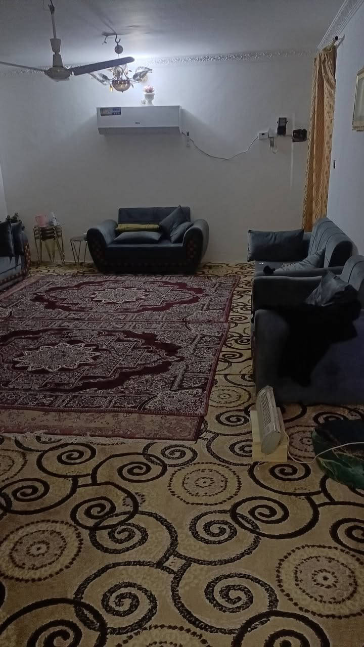 السلام عليكم توجد شقة للبيع طابق ثاني المكان البناء الجاهز قرب حسينة أهل البيت السعر 70وبيها مجال قليل الاتصال على رقم التالي  ‏‪***********‬‏
