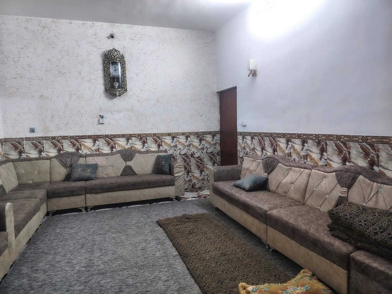 دار للبيع
٢٠٠متر طابو ملك صرف المساحة الكلية ٢٥٣ متر الواجهية ١١ متر.يتكون من (استقبال +هول+مطبخ+صالة كبيرة+غرفتين نوم+مجمع صحيات داخلية وخارجية) العنوان/خلف حي المعلمين قرب الشارع السايدين المنطقة الي خلف جامع الاخوة الاسلامية.(كافة الخدمات) للاستفسار الاتصال بالرقم *********** يوجد واتساب
***********
