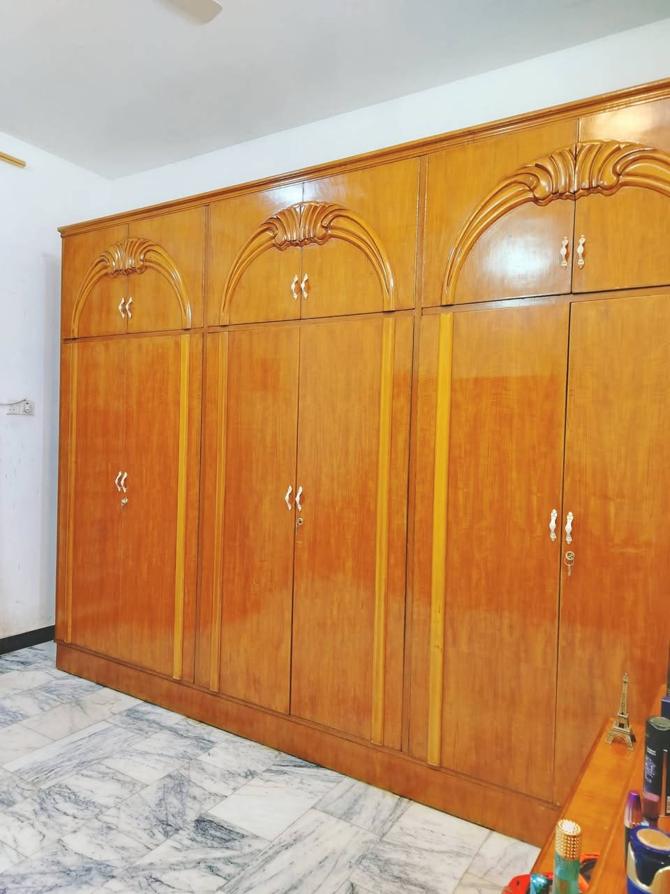 غرفة نوم تسكام صاج داخل وخارج شغل ثقيل استعمال قليل ضهر جرجوبه خمسه ملم استعمال قليل مابيها اي ضرر مكاني حلة حي الجزائر ***********.      ***********
