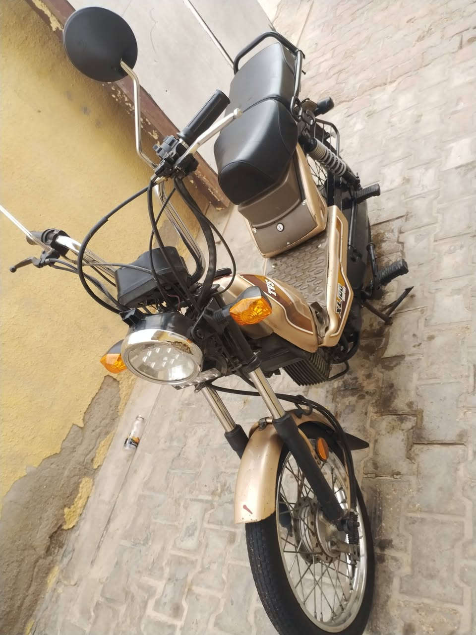 سلام عليكم دراجه بنزين مو شحن البيع السعر500بيه مجال لا تنقيص لا تبخير العنوان العماره ***********
