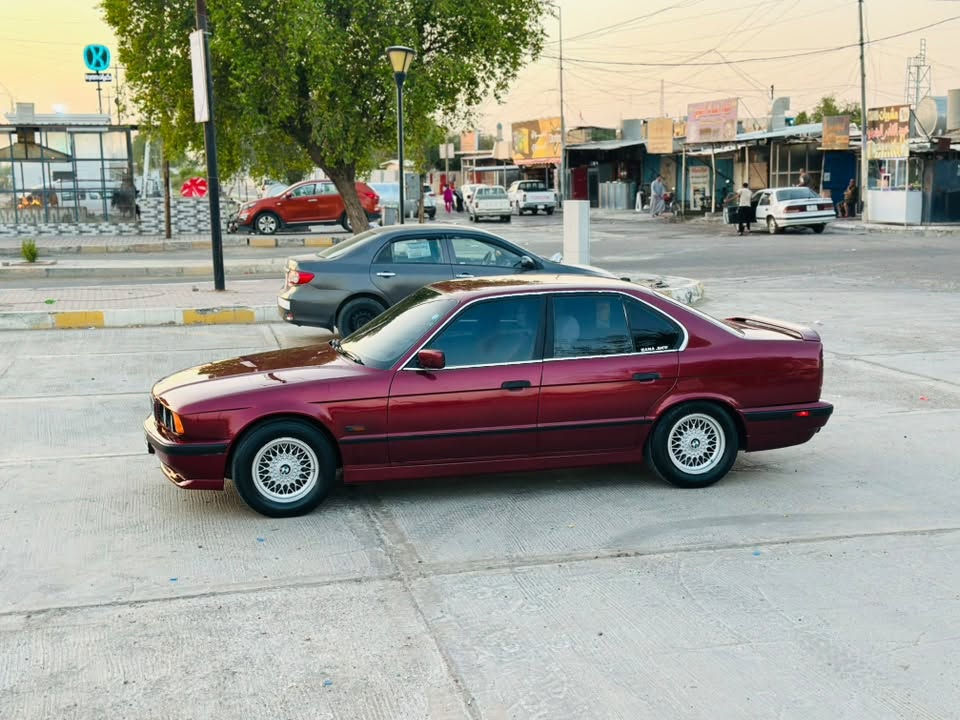السلام عليكم للبيع بي ام موديل 1993 محرك مسكر شرط كير وتماتيك شرط صدر امامي خلفي جديد تخم تاير جديد سنتر لوك بجم عريض بلادي صبغ جماليه بدون حادث شرط رقم اربيل  سنويه الغايه 2029 هزه جديد تبريد ثلج 🧊 بدون اي نقص السياره السعر 60 وبيه مجاال يرهم مروس حسب القناعه مكاني تكريت ***********
