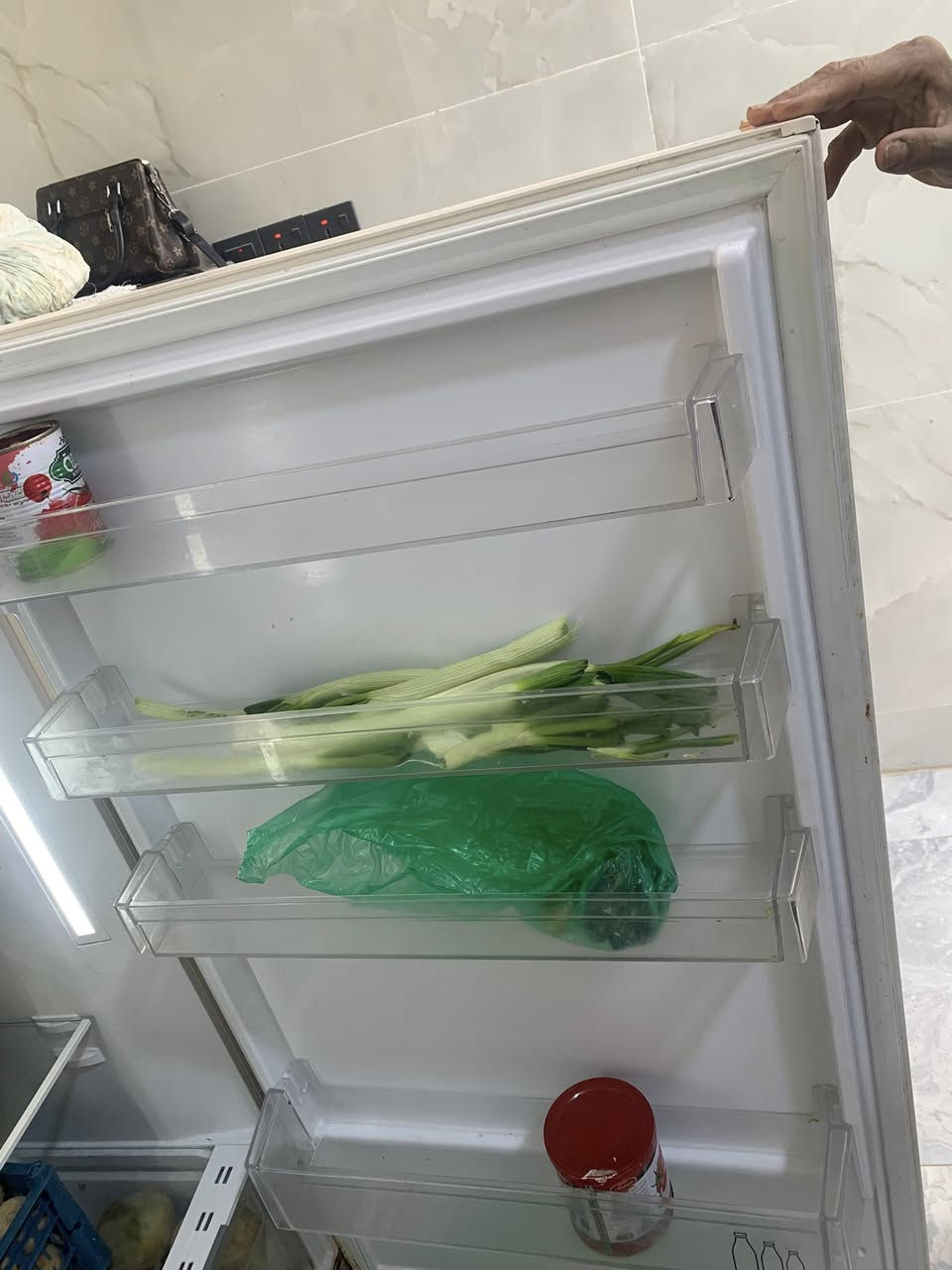 ثلاجه جديده بل جيس كامله الفريز ثلج تبريده اخبل كلشي ما بيه نضيفه كلشي اخت الجديده السعر ٣٥٠ وبيه مجال مكاني ً بياع نهايت الشهداء التواصل *********** بي واتس ورصيد
