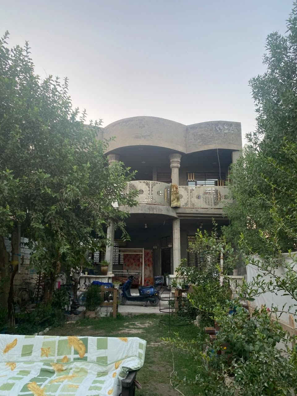 سلام عليكم
قطع ارض مساحه 500 متر واجه 10 نزال 50 
بيها بيت بناء 230 متر
يحتوي على 4 غرف نوم وصحيات عدد 2
واستقبال ومطبخ
+ مشتمل سندويج
ثنينهن بمدخل واحد
عنوانها ههورجب الشارع المقابل افران الزيتون قرب السريع الجديد

باقي التفاصيل
***********
