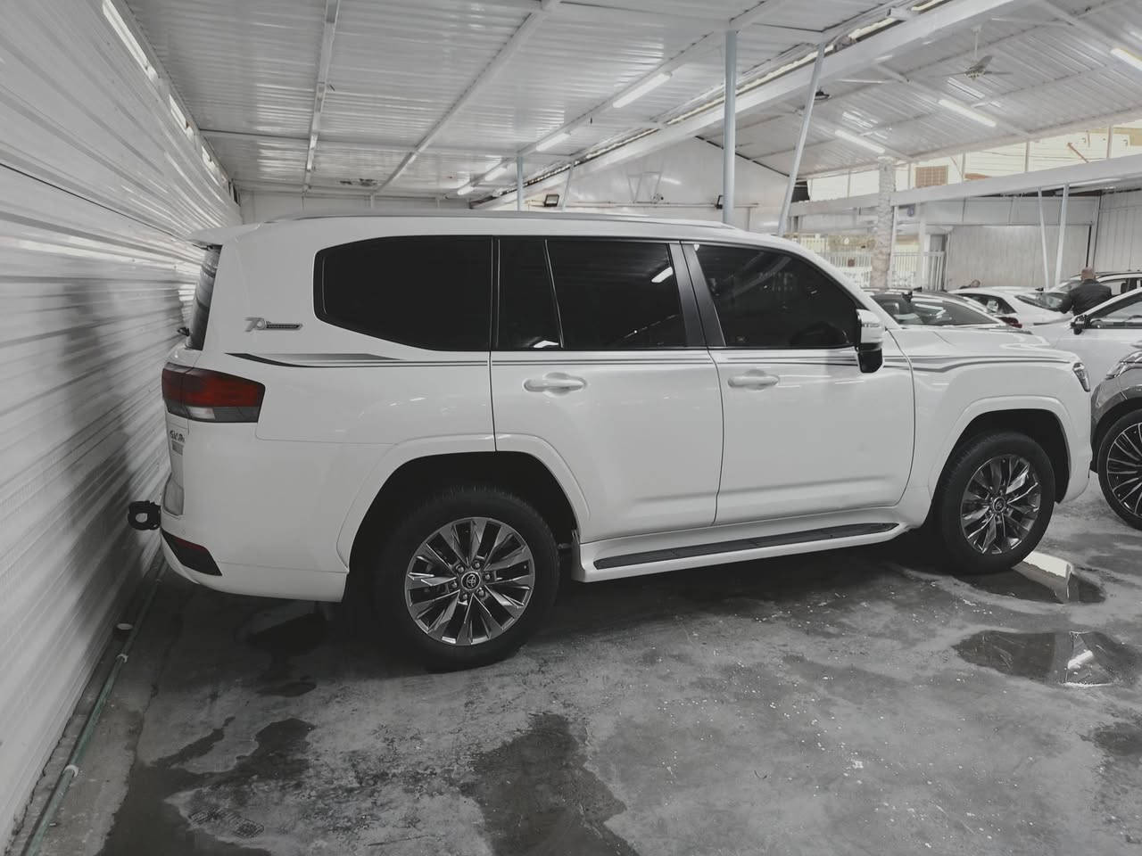 السلام عليكم غوالي لاندكروز 2022 السياره مكفوله من صبغ وبارد بيه رصعتين بل باب ملاعب بيهن موجده بل صور ساز ماشيه 70  مواصفات تطبيق 3 شاشات معروفه الموصفات فول السعر 610 بيه مجال مكان بغداد الكريعات الاتصال ***********
