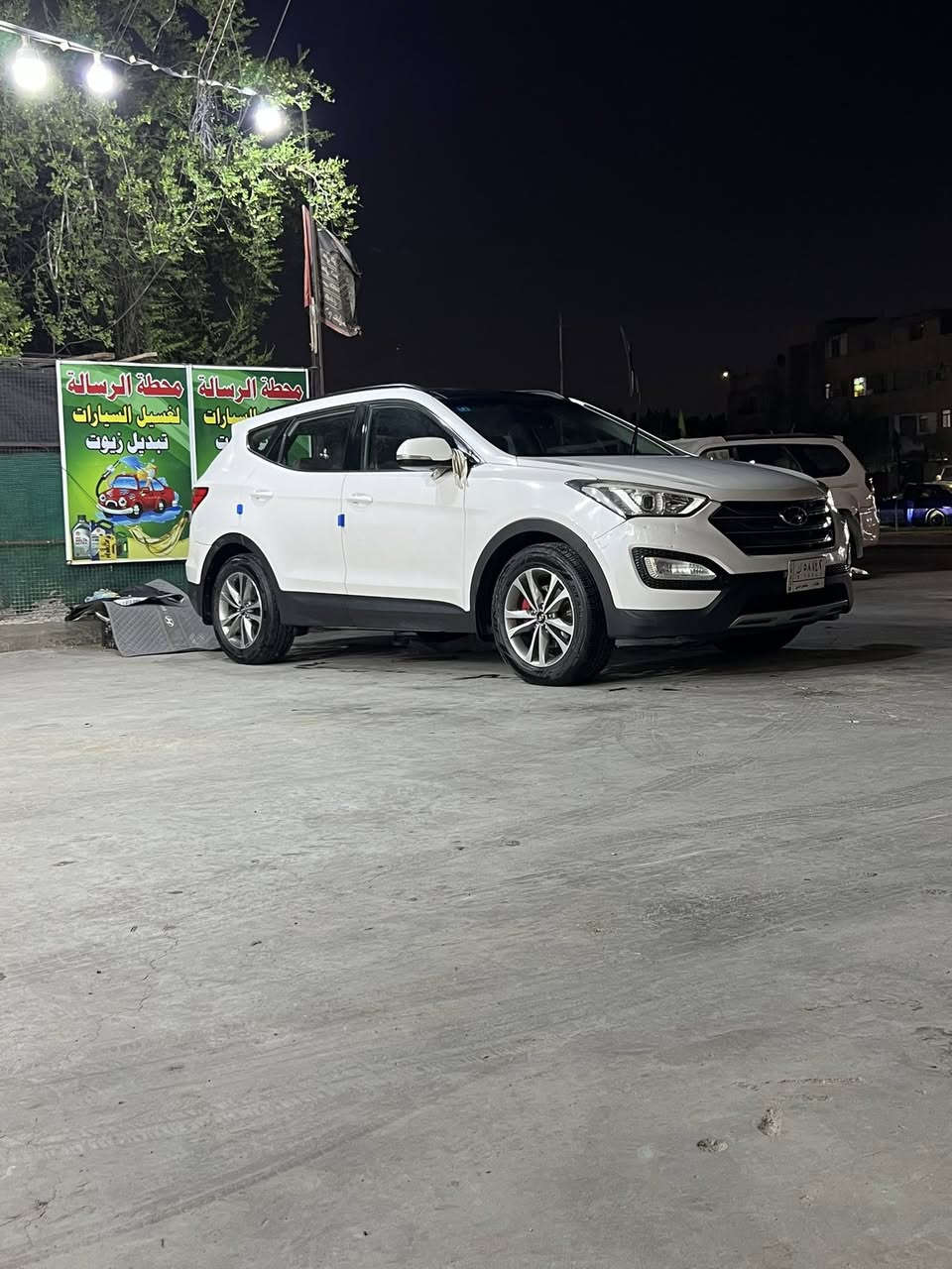 السلام عليكم هونداي سنتافي موديل ١٧ وارد خليجي محرك اربعه سلندر بانوراما حساسات ويل كروم داخل جلد احمر بلادي ٧ راكب  سياره تايرات حداديه كلها جديد ما نقاصه شي بيها رشات صبغ بسبب شخوط بدون حادث او قطرة معجون مكان السياره الكراده داخل  سعرها ١٥٥ وبي مجال بسيط ***********
