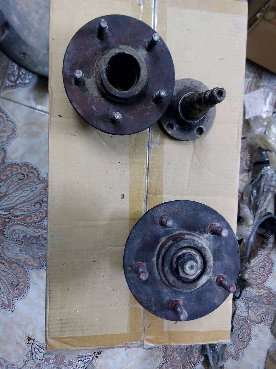 السلام عليكم.  هاوزن خلفي لسيارات كلايزر7راكبويل 15ويل14 موديلات 91_95. مع القاعدة (العرموطة ).سعرها35الف كما يوجد لدينا توصيل لجميع المحافظات وتساب او اتصال ***********
