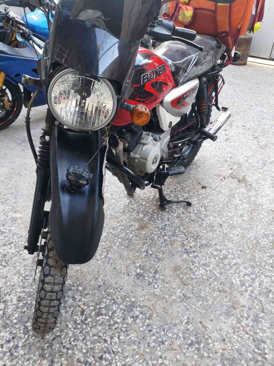 السلام عليكم 
شباب بوكسر موديل 2022 مرقم بغداد دراجة مجفتة يم ليث سوري بـحي الجامعة شغل درجة اولى دراجة خير من الله ومتوكفك بشارع فقط كلجات شوية تعبانة وخربطة كابريتر يرادلة تنضيف غير هذا مابيهة تايرات امامي خلفي جديد زنجيل جديد بكرات جديدة دوشمة جديدة ودرجة اولى تجي تشغل وتطلع لشغل دراجة سعرهة 2.000.000 مليونين مكاني ابو غريب الزيتون 
متواجد فيس واتساب وخط ***********
