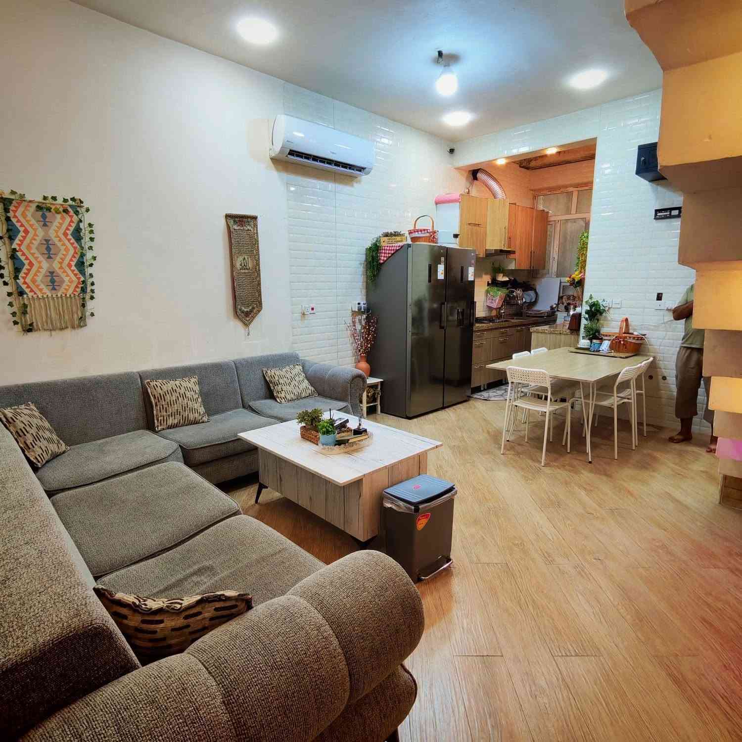 ⭕فرصة⭕الدار مطلوب قرض اسكان ‼️
🏡 دار سكنية حديثة "درجة أولى" للبيع في بغداد - البلديات ✨

فرصة لا تعوّض! بناء حديث (2021) وتصميم معماري مميز استغل كل شبر.

📍 العنوان والموقع:

 المدينة: بغداد - البلديات / منطقة المتميزين (موقع استراتيجي ومميز).

 الشارع: تقع الدار على شارع مرتب وعريض (بعرض 15 متر) وسط جيران محترمين.

 الخدمات المجاورة: قريبة جداً من السوق التجاري، والمول، والمدارس، والعيادات الطبية، والمصارف.

📐 المساحة والأبعاد:

 المساحة الكلية: 100 متر مربع.

 الأبعاد: الواجهة 5 متر | النزال 20 متر.

 السند: طابو ملك صرف (جاهز للتحويل الفوري).

🧱 تفاصيل ومواصفات الدار الداخلية:

 🛏️ عدد غرف النوم: 3 غرف نوم بنظام أجنحة مريحة (1 أرضي + 2 سويت علوي Suite).

 🛋️ صالة الاستقبال: صالة استقبال فخمة مع حمام ضيوف مستقل.

 🛋️ صالة المعيشة والجلوس: تشمل صالة معيشة (هول داخلي) بمساحة واسعة مريحة (4.5 × 5.5 متر) بالإضافة إلى صالة جلوس إضافية للعائلة.

 🔝 البيتونة: واسعة جداً بمساحة غرفة كاملة (5 × 4.5 متر).

⭐ مميزات إضافية وعامة للدار:

 بناء حديث وتستحق الوصف بـ "درجة أولى" من حيث المواد الإنشائية والتصميم.

 تشطيب نظيف جداً وجاهز للسكن الفوري.

 تصميم ذكي يوفر تهوية ممتازة وإضاءة طبيعية لكافة الغرف والصالات.

 الدار مناسبة جداً للعوائل التي تبحث عن الراحة والاستقرار.

💰 السعر والملاحظات المالية:

 السعر: السعر يُحدد عند الاتصال (اتصل للمزيد).

 ملاحظة: الدار مطلوب عليها قرض إسكان.

📞 للإستفسار والمعاينة المباشرة:

يرجى التواصل مباشرة مع المالك عبر الرقم:

***********
