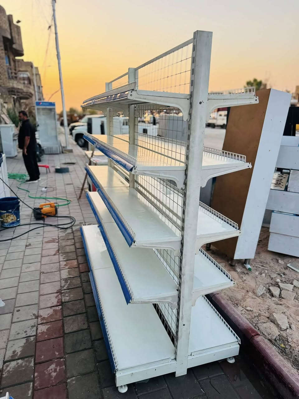 رفوف وسطيه تركي الآصلي🇹🇷 طول مترتين و٤٠ ارتفاع مترتين نضافه 💯 العدد ٢ الشراي يتصل *********** مكاني بغداد
