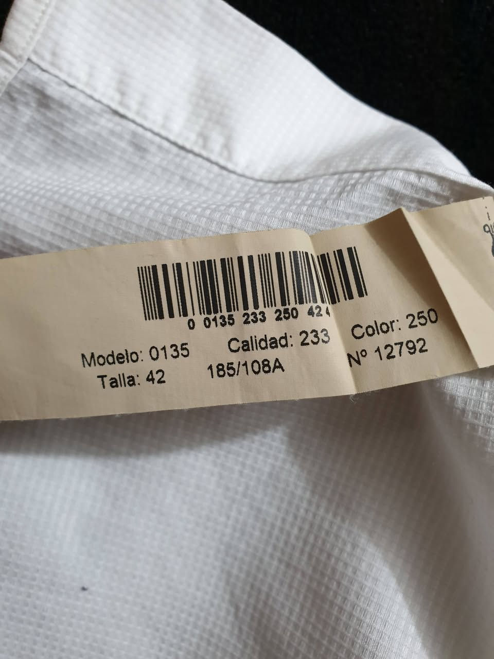 السلام عليكم جميعا...
قميص رسمي من ماسيمو دوتي
(( Massimo Dutti )) الاسبانية 
يلبس ميديم راهي... و لارج سلم فت
بالة و نظافة 💯 %
صناعة اسبانية ..
خامة مسننة ...
الطول 74 سم ...
عرض الصدر 54 سم
طول الردن 65 سم ...
السعر ثابت رجاء... 26 شامل التوصيل...


**إذا كنت صاحب هذا الإعلان وتريد حذفه لأي سبب، رجاءا أرسل رسالة إلى الدعم الفني**