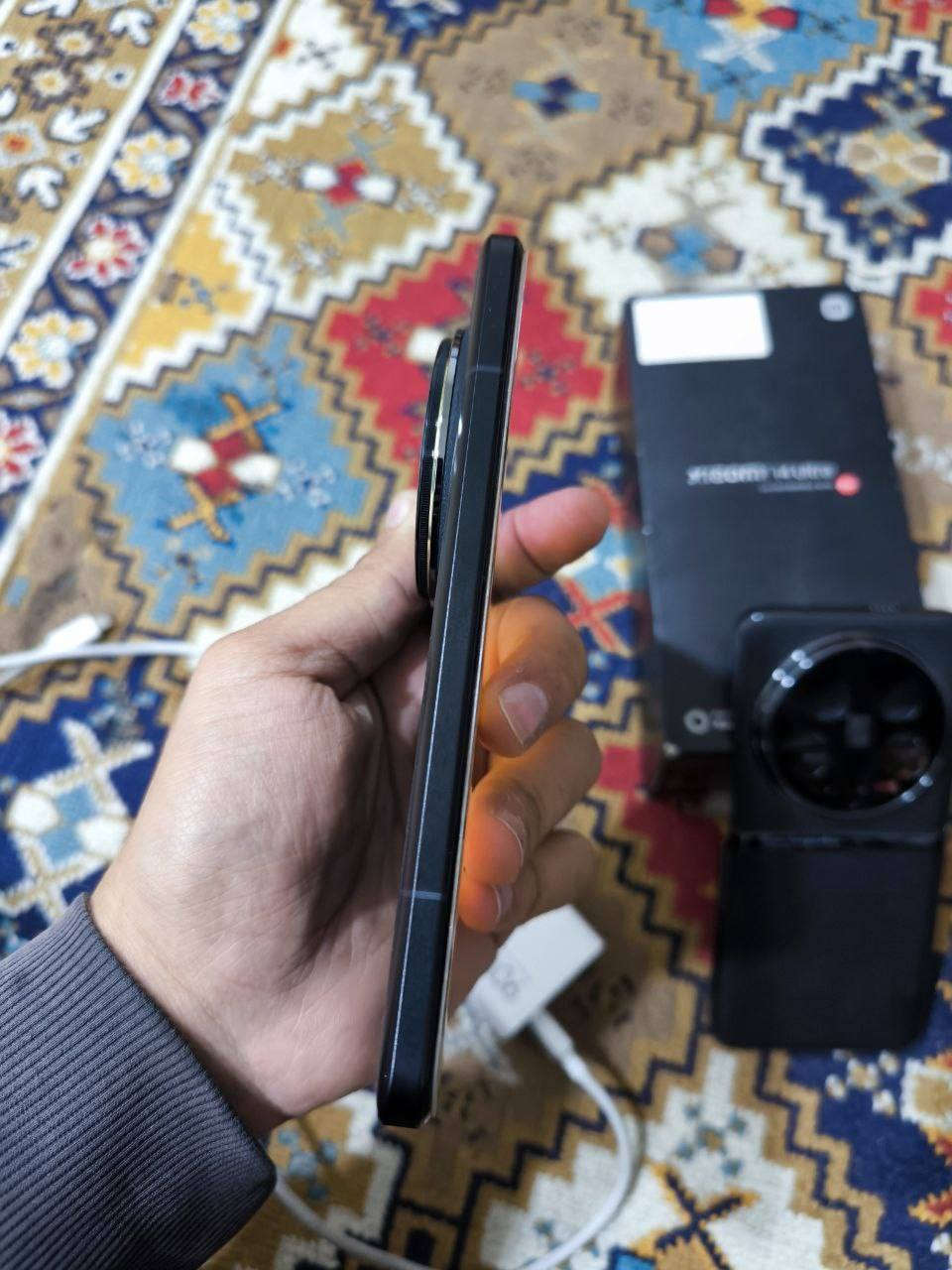 سلام عليكم
(Xiaomi 14 Ultra) 

المواصفات الأساسية:
المعالج: Snapdragon 8 Gen 3 بتقنية 4 نانومتر، مع معالج رسومي Adreno 750.
الشاشة: من نوع LTPO AMOLED بحجم 6.73 بوصة، بدقة WQHD+ (3200 × 1440)، ومعدل تحديث ديناميكي من 1 إلى 120 هرتز، مع سطوع يصل إلى 3000 شمعة.
الذاكرة والتخزين:
الرام: 12 أو 12 جيجابايت (LPDDR5X).
التخزين: 256 جيجابايت
البطارية والشحن:
السعة 5300 مللي أمبير 
الشحن السلكي: 90 واط (يصل لـ 100% في حوالي 33 دقيقة).

نظام الكاميرات (Leica):
يحتوي الهاتف على نظام رباعي للكاميرات الخلفية بدقة 50 ميجابكسل لكل منها: 
الرئيسية: بمستشعر كبير قياس 1 بوصة (LYT-900) مع فتحة عدسة متغيرة (f/1.63 إلى f/4.0) ومثبت بصري OIS.
الزاوية العريضة: f/1.8 مع زاوية رؤية 122 درجة.
تيلفوتو (Telephoto): تقريب بصري 3.2x مع مثبت بصري OIS.
بيريسكوب (Periscope): تقريب بصري 5x مع مثبت بصري OIS.
الكاميرا الأمامية: 32 ميجابكسل بفتحة عدسة f/2.0.

مميزات إضافية:
المتانة: مقاومة الغبار والماء بمعيار IP68، واستخدام زجاج Xiaomi Shield Glass للحماية.
التصميم: إطار من الألومنيوم أو التيتانيوم (نسخة خاصة)، مع خلفية من الجلد الصديق للبيئة أو الزجاج.
نظام التشغيل: واجهة HyperOS المبنية على أندرويد 14.
الصوت: سماعات ستيريو مزدوجة مع دعم Dolby Atmos ونظام 4 ميكروفونات لتسجيل صوتي محيطي. 

سعر 850
سكن بعداد تاجي 
***********
