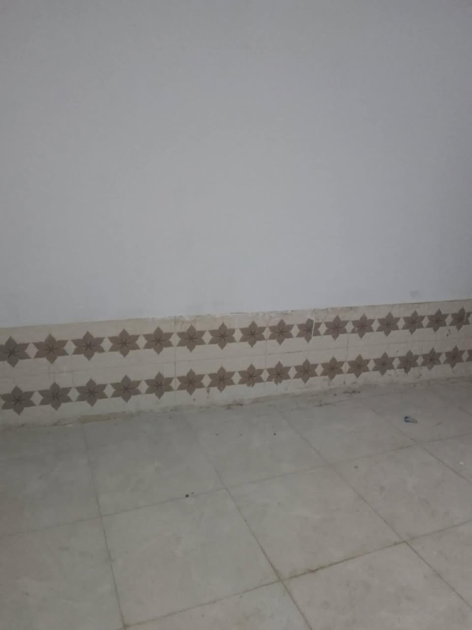 للإيجار بيت صغير في الضجريه غرفه واحده فقط وصاله ومطبخ وطارمه وصحيات ألإيجار قفل 200 الف دينار ,, 
للراغبين بألإيجار ألتواصل مع مكتب الركن ألذهبي على ألأرقام ألتاليه ونعتذر عن ألرد على ألرسائل :
*********** ---   ***********

