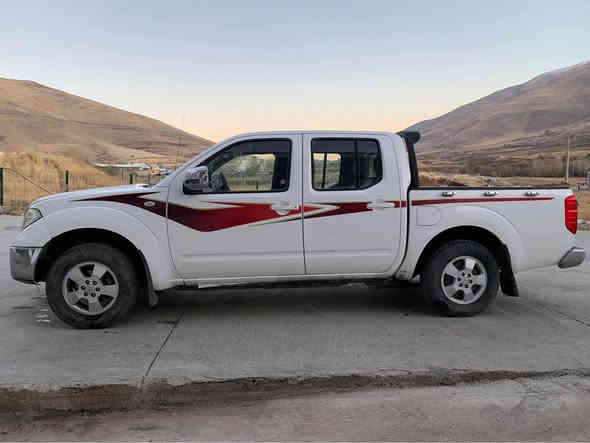 ناڤارا مۆدێل 2009
بەشەرتی گێر و مەکینە . مەکینە کراوەتەوە
بەشەرتی تەحویل و بەناوکردن . سەنەوی بەسەرچووە
شاشە ئایپاد و کامێرای دواوە
لای سەکنی سبوغە لە بەرد خشاوە بی ناوگرتن و بێ کەوتنە سەرلا پێش و پشتی کەپسە 
نرخی ٨٦ وەرەقەو مەعامەلەیەکی کەم
*********** شومان
