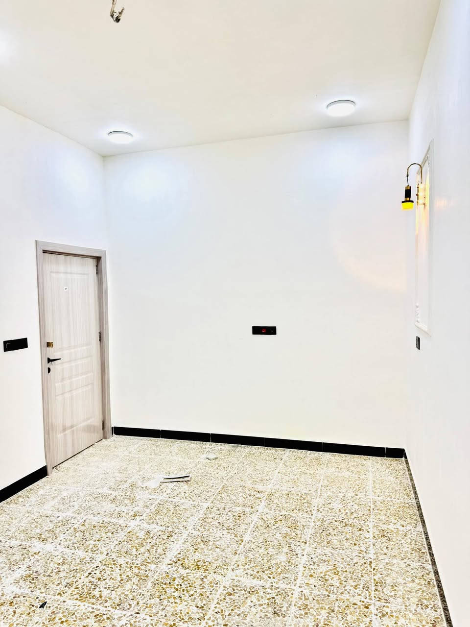 المساحه 120 متر  
💰 السعر: 45 مليون (قابل للتفاوض)
🏗️ البناء: طابوق  جمهوري
🏠 الأساس والسقف: صب كونكريت مركزي 

مواصفات البيت:
✅ غرفة نوم 1 🛏️
✅ أستقبال 
✅ صالة 🛋️
✅ مطبخ 🍽️
✅ صحيات 🚿

الخدمات المتوفرة:
🔹 ماء 💧
🔹 كهرباء ⚡
🔹 شوارع مبلطة 14 متر  🚗
🔹 مدارس قريبة 🏫
🔹أنترنيت ضوئي 
🔹 خط مولده 
📍 الموقع: النجف – حي ميسان، شارع الزوار 
خلف سكلة الكرعاوي
📜 طابو زراعي (إقرار محكمة)

📞 للتواصل: ***********

(ملاحضة ) متوفر لدينا كافة المساحات والدور  ألسكنية وعرصات 
وأراضي زراعيه
