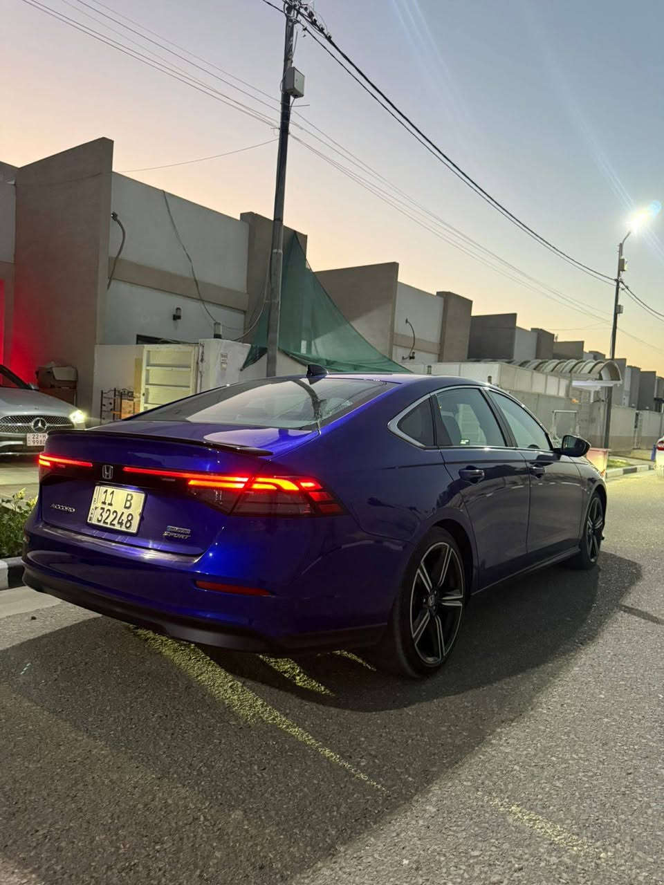 سلام عليكم
للبيع فقط هوندا اكورد سبورت هايبرد ٢٠٢٣ رقم بغداد 
المواصفات
 محرك ٢٠٠٠ تنفس طبيعي مع محرك كهربائي وكير مكفولات 
بصمة تشغيل وابواب ودخول ذكي 
شاشة ١٢.٣ انج 
ابل كار بلي واندرويد اوتو
كامرة خلفية 
رادار امامي تفاعلي 
رادار جانبي تفاعلي مع تحديد المسار 
تحكم ستيرن كامل 
شاشة العينة دجتل تكون بيها كافة اوبشنات السيارة
كشن السائق كهرباء مع مساج 
السيارة جاهزة بدون اي نقص واستخدام شخصي
حادثها واضح بالصور مبدل جاملغ ايسر بدون اي دواخل ايرباك بردة بس وبيها بارد بخشم البنيد والباب مال السايق  
مكانها كربلاء 
للاستفسار الاتصال بالرقم ***********
السعر( ١٩٥٠٠ )دولار وبيها مجال للشراي
