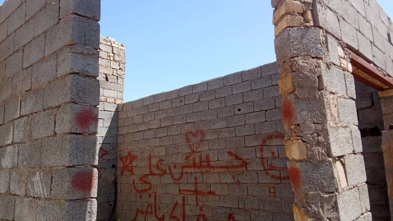 السلام عليكم بيت للبيع حي الجمعيه قريب على حولي مساحته ..160 زراعي  غرفتين وصاله ومطبخ حمام داخلي وحمام خارجي و  ستقبال  ***********
