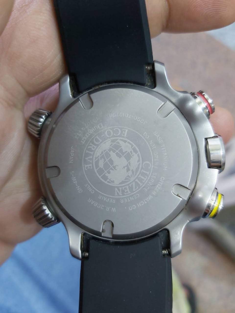 السلام عليكم
ساعه سيتزن اليتكرون برو ياباني اصلي تيتانيوم 
نضافتها فول بيه نقص سنتر واكع 
قطر الساعه 49 ملم
سعر الساعه 400 ألف دينار يوجد توصيل
حركة Eco Drive (شحن ضوئي لا نهائي) مع احتياطي طاقة يصل إلى 11 شهرًا. مؤشر احتياطي الطاقة على المينا. مقياس ارتفاع من -300 متر إلى 10000 متر. بوصلة إلكترونية. علبة من التيتانيوم الفائق، سوار من مطاط Liquiq. مقاومة للماء حتى 20 بار. الوظائف: مقياس ارتفاع من -300 متر إلى 10000 متر. بوصلة إلكترونية. الميزات: علبة من التيتانيوم الفائق، سوار من مطاط Liquiq. مقاومة للماء حتى 20 بار. الأبعاد: قطر العلبة: 49.5 مم. ساعة Citizen BN4021-02E للرجال. الحركة: كوارتز. العرض: تناظري. الميزات: متعددة الوظائف. مقاومة للماء حتى 10 ضغط جوي. مادة العلبة: تيتانيوم. لون العلبة: أسود. لون المينا: أسود. نوع السوار: سيليكون. لون السوار: أسود. عرض العلبة: 50 مم. عمق العلبة: 16 مم. الوزن: 100 غرام. الجنس: رجالي.


**إذا كنت صاحب هذا الإعلان وتريد حذفه لأي سبب، رجاءا أرسل رسالة إلى الدعم الفني**