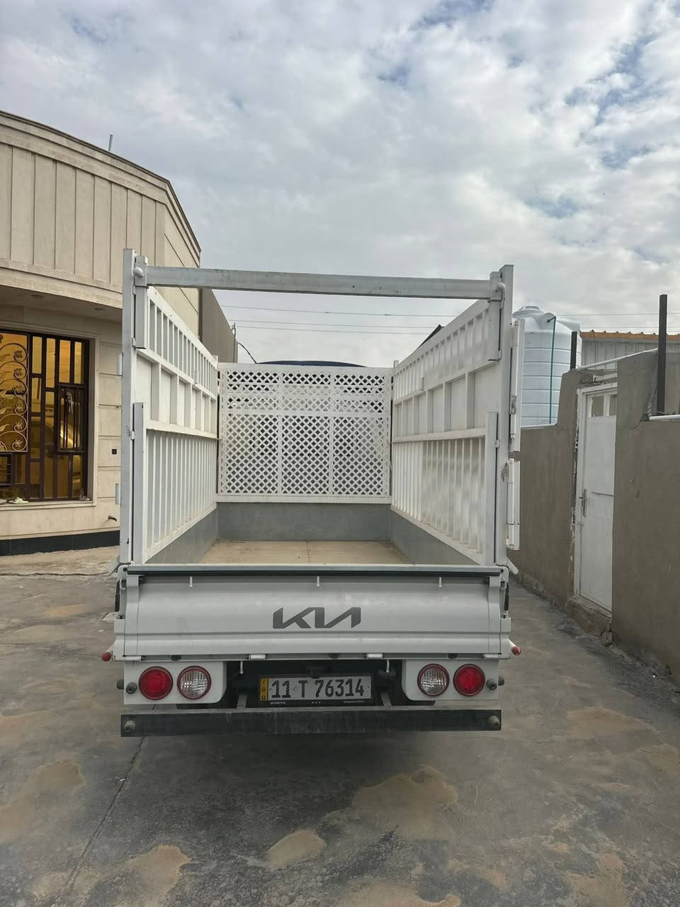 كيا فحل ٤٠٠٠
بغداد 2025
عداد الكيلو متر ١١٩٣ كم
سياره زيرو ممشتغله نهائين 
سياره جاهزه وكفاله عامه سياره باسمي 
رايدها ب٢٢٥$ 
للاستفسار
***********
***********
