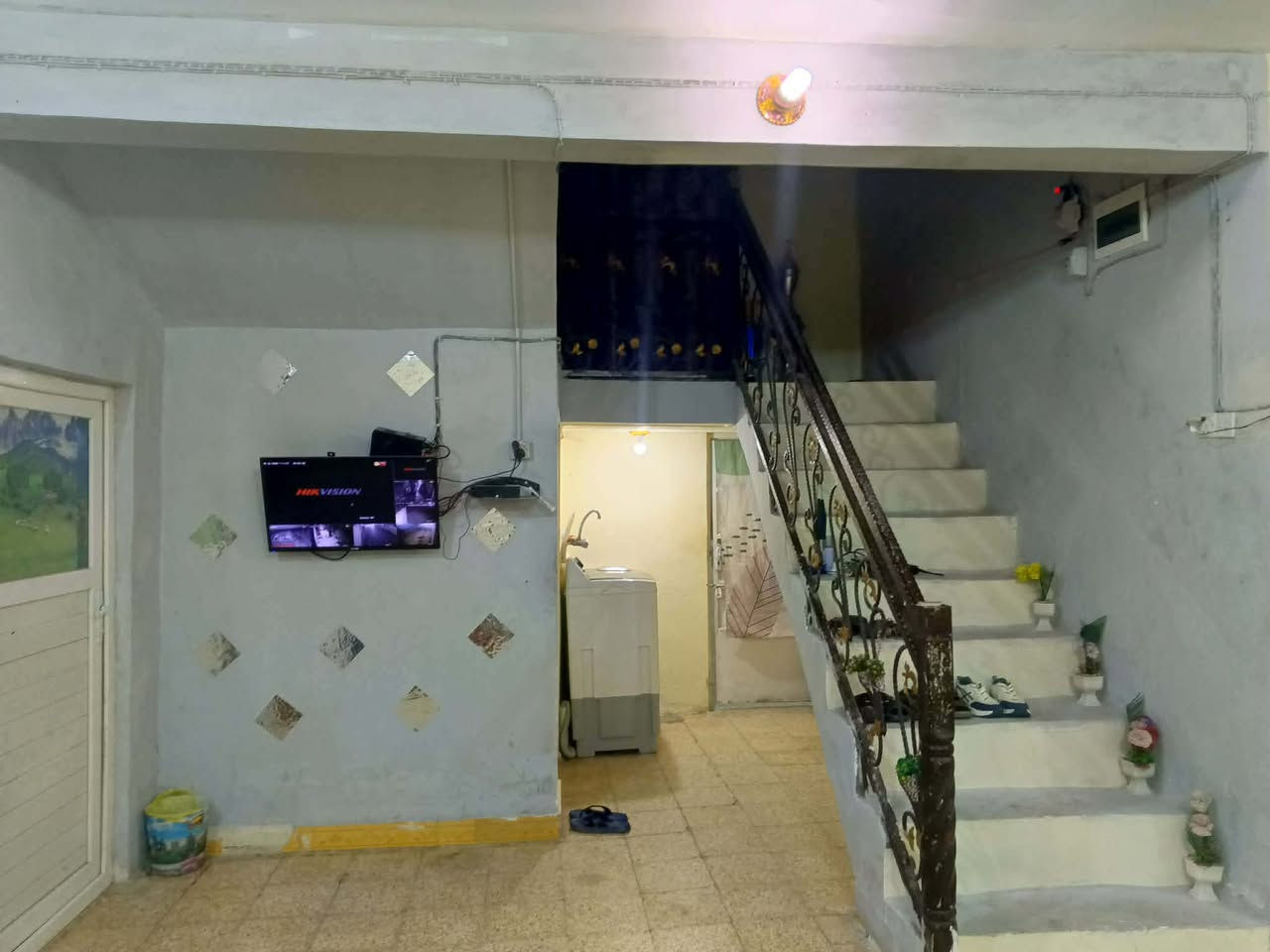 بيت 200 متر في حي الامين عمود 621سند 25 يبعد عن الشارع 75 متر  اول بيت من شارع السنيه لحي الامين بناء بلوك المنطقة كاملة الخدمات من تبليط ومجاري وارصفه وخط النت ضوئي
يحتوي على غرفتين وصاله ومطبخ واستقبال وصحيات بيتونه واستاره بيت كامل نظيف جداً
السعر 70 وبيه مجال 
واتساب ***********
