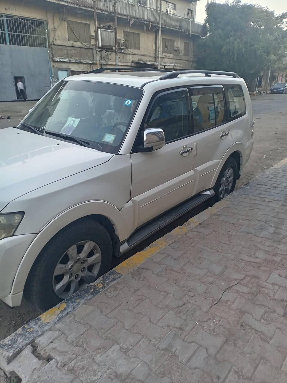 سلام عليكم ورحمة الله وبركاته عندي سيارة باجيرو موديل 2010البيع مكان السيارة بغداد بسمي رقمي ***********
