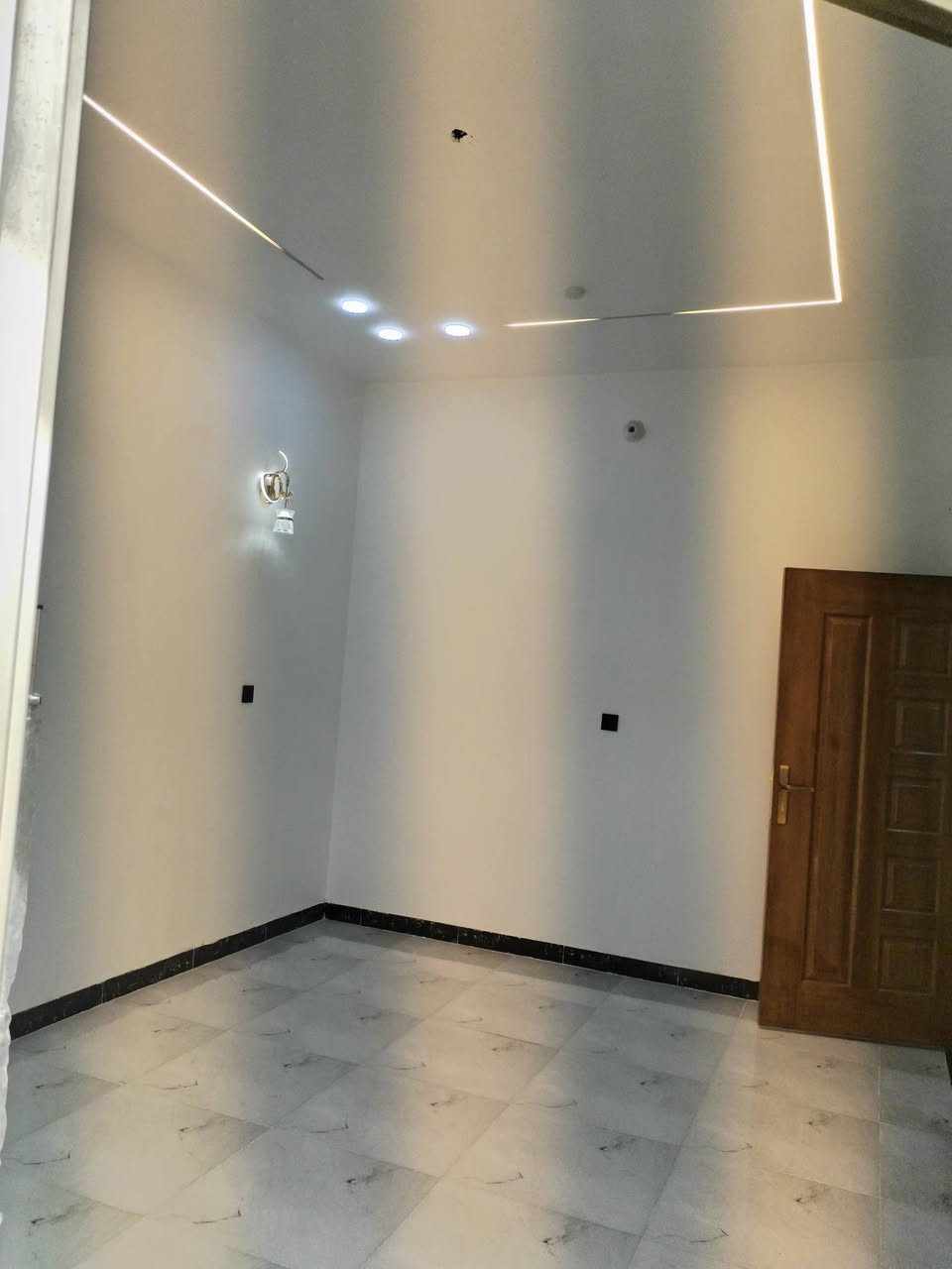 مشتمل للبيع ١٠٠م طولاني بالخضراء مقابيل المعارض طابق ونص بناء حديث درجه أوله رابع بيت عن لوجه للاستفسار الاتصال على ***********
