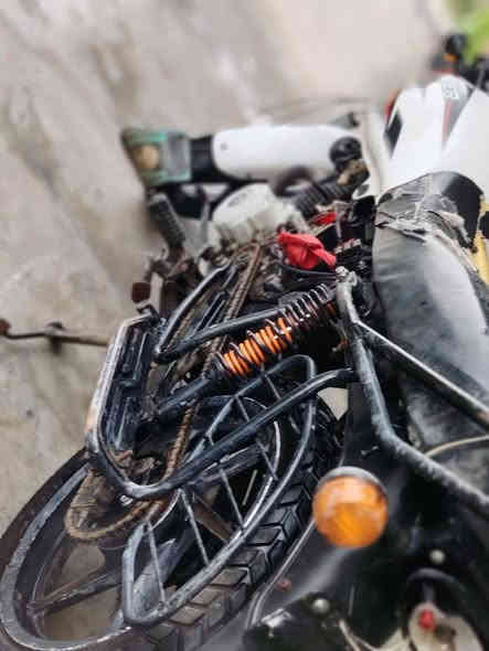 سلام عليكم  دراجه بوكسر للبيع
كوم حديد شغاله بس تريد تفيلس 
تايرات مامي خلفي جديدات لايت زنود 
سعر خابر ودلل 
بغداد 
***********
***********
