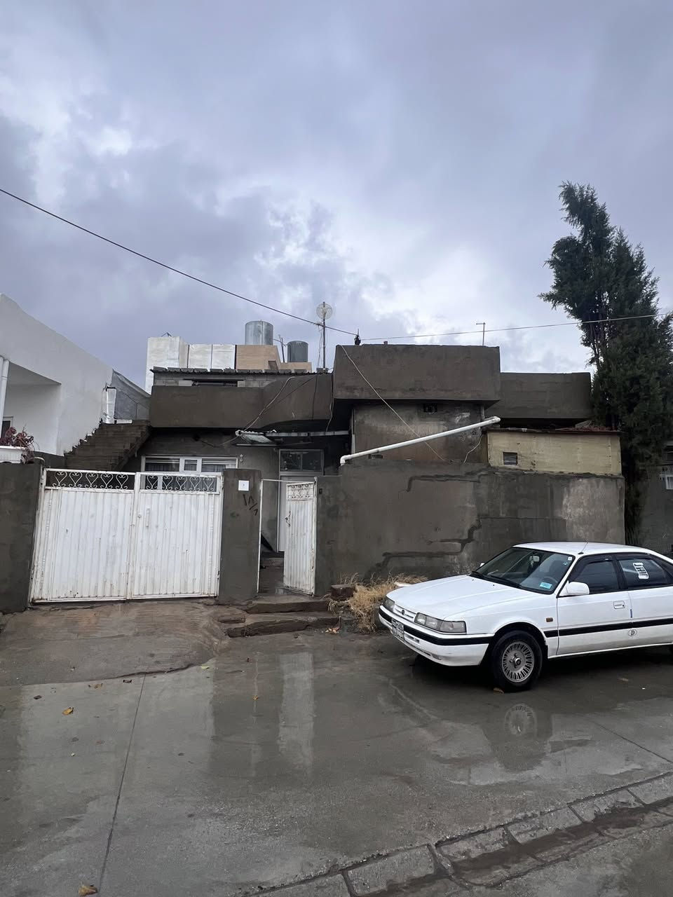 خانوو بۆفرۆشتن _چوارقوڕنە _گەڕەکی یەکێتی
ڕووبەر 150 مەتر ڕوەو قیبلە 
کۆڵانی 15مەتری تەنیشت بیری ئاو نزیک مزگەوتی شێخ سەعیدی پیران
پێکهاتووە لە (ژووری میوان_ژورێکی نوستن_هۆڵ_مەتبەخ_کراوە _حەمام و 🚾 )
ژورێک لە سەرەوە 
***********
چوارقوڕنە
