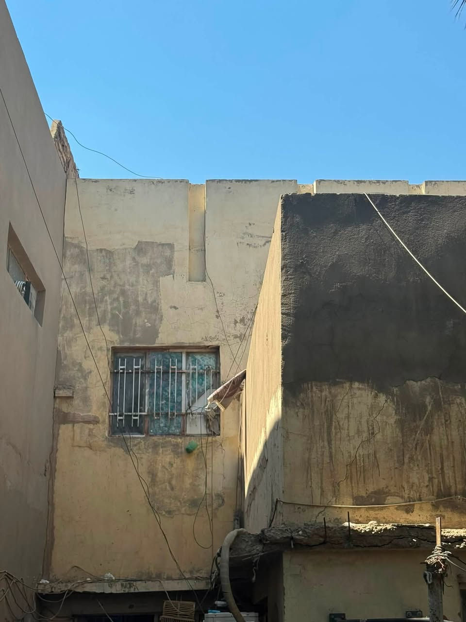 دار تجاري للبيع مقابل مستشفى الشعب العام من جهه باب الطوارئ حيث تكون مساحه المنزل 119 متر والواجهه 6 امتار اما نزال يكون 20 تفاصيل اكثر ***********
محله 315 زقاق 87 دار 24

