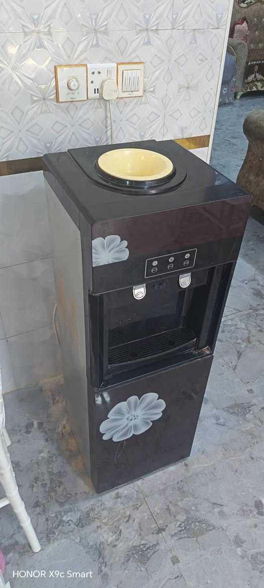 براد ماء للبيع نظيف كلش حار بارد وثلاجه كامل  بسعر ٦٥ الف للتواصل *********** المكان الناصريه الاسكان الصناعي

