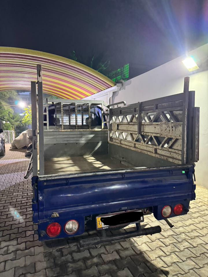 السلام عليكم للبيع كيا حمل مديل2008 كصه متؤمه وكامله اربيل طبق الاصل وحصه كاز السياره حلوه وجديده وجاهزه تبريد والمكينه وكير جدد فقط الامرايه جهة السايق مكسوره كير أوتوماتيك سعرها 65 وبيها مجال مكانها نجف ***********
