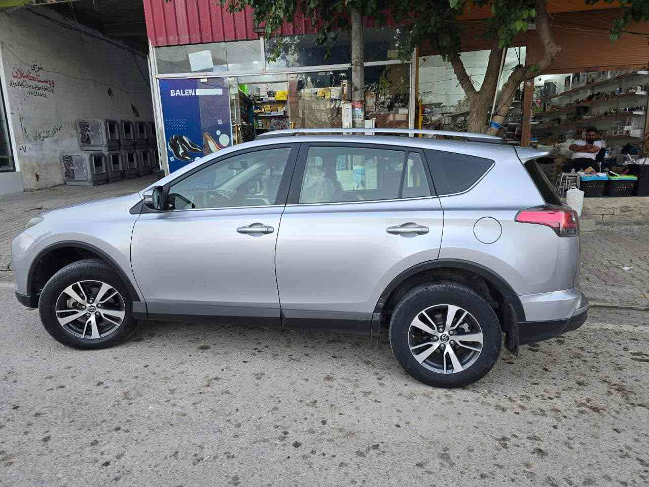 تويوتا راف فور
2018
خليجى شريكه جيهان مرغوب 
ناو زه ردى مرغوب
دبل اكسل
بى بوياغ
ته رزه يه كى كه مى هه يه 
جوار به نجه سارده كوتى هه يه 
170 هزار رويشتوه
سنوى تا 2028 نويه
گير و مكينه به شه رت

شوين سوران. هه ولير
***********
*********** سوران, أربيل
