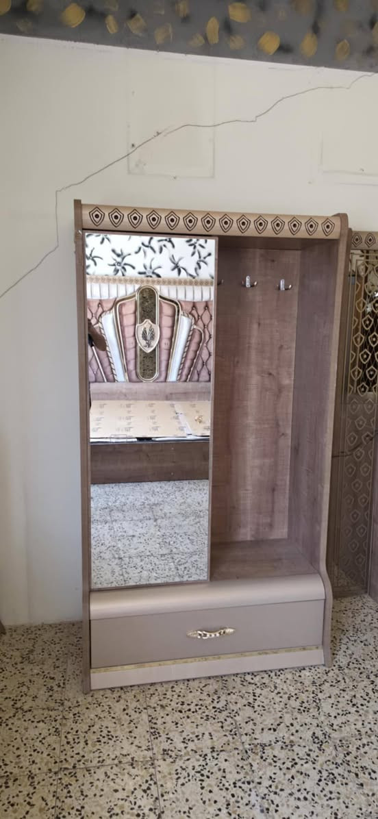 ✨ *غرفة تركي أصلي
 11 قطعة* ✨  
صبغ حراري 
*المواصفات:*
- نظام أبواب وسلايت بروفايل فاخر  ناعم وسلس
- سريرين مخزن + جك 
- ضهر بلوك متين
- قماش وتربروف أصلي مقاوم للماء والبقع
- خامة قوية مقاومة للخدش والرطوبة
✨ *نظافة،95/💯 كأنها جديدة*  
💰 *السعر:* مليون ، 400
🚚 شد ونقل مجاني داخل بغداد  
📦 توصيل للمحافظات بأسعار رمزية


**إذا كنت صاحب هذا الإعلان وتريد حذفه لأي سبب، رجاءا أرسل رسالة إلى الدعم الفني**