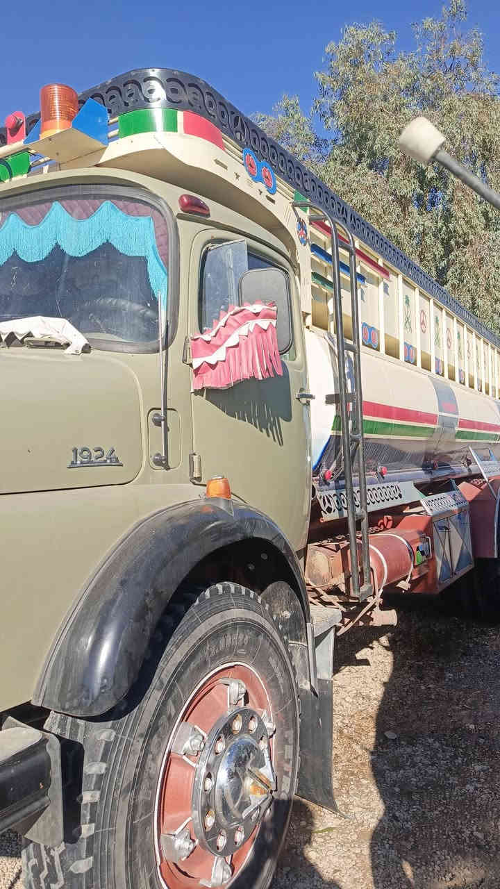 سلام عليكم للبيع اقجم 80بلدي طويله عوضع الشركه شاصي خام محرك خام اكسل شركه سبرنكات شركه قماره بلاديه مكان السياره معرض الاحلام لاستفسار ***********
