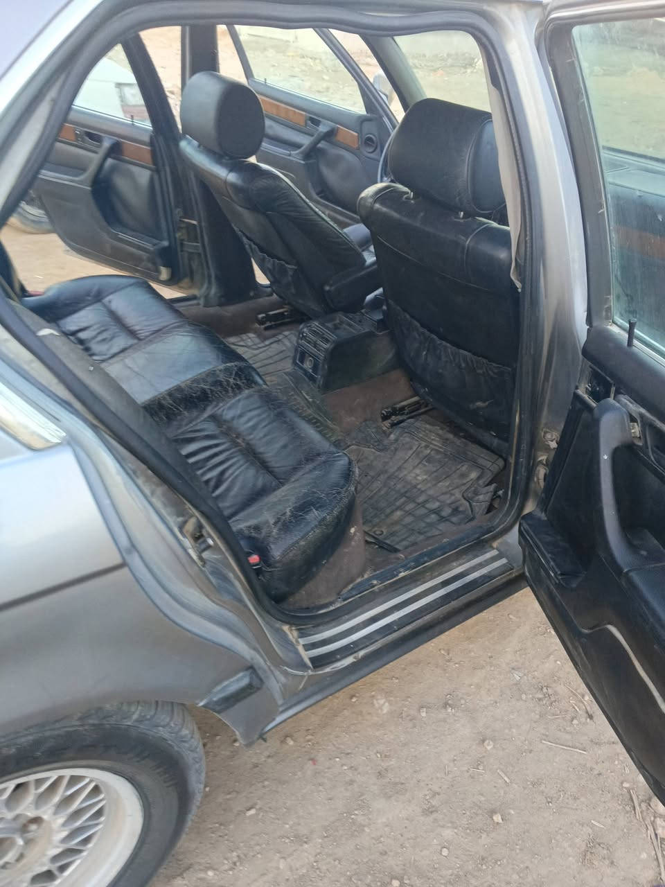 موديل 1992 رقم بغداد دولي بسمي لل 28 حجم 740 مكينه 8 كير تمساح  مكينه كير خير من الله غرفه جلد اسود كشنات كهرباء السياره جاهزه من كلشي حداديه 80 بلميه تخم تأثير ويل خليه مصبوغه عام بدون ضربه فتحه سلايت شغاله كهربائيات كله شغاله مكاني كربلاء طوريج الحولي 
السعر 57 وبيها جال للشراي 
***********
***********
