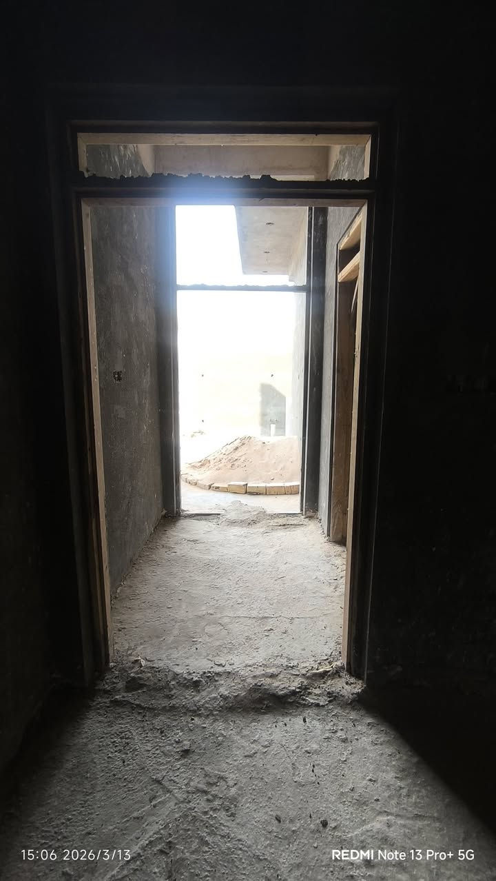 الدار للبيع مساحه 200متر بناء طابوك والسقف كونكريت الصطح شتايكر مؤسس بل كامل ماء وكهرباء ومجاري  العنوان الناصريه الصحفيين قرب سجن الإصلاح السعر الكلي 150مليون مطلوب للاسكان 50مليون تقطع من المبلغ  يصبح المبلغ المتقي الى البائع 100مليون فقط للاتصال ***********
